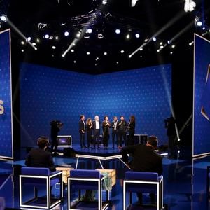 Exclusif - Bernard Le Coq, et les comédiens d’Une Famille Formidable, pour les surprises lors de l'enregistrement de l'émission "La Boîte à secrets", présentée par F.Bollaert et diffusée le 10 octobre 2025 sur France 3, dans les studios du Lendit à Saint-Denis, Seine Saint-Denis, France, le 22 septembre 2025. © Jack Tribeca/Bestimage