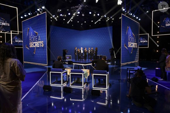 Exclusif - Bernard Le Coq, et les comédiens d’Une Famille Formidable, pour les surprises lors de l'enregistrement de l'émission "La Boîte à secrets", présentée par F.Bollaert et diffusée le 10 octobre 2025 sur France 3, dans les studios du Lendit à Saint-Denis, Seine Saint-Denis, France, le 22 septembre 2025. © Jack Tribeca/Bestimage