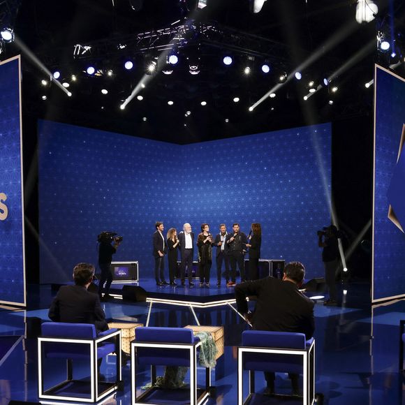 Exclusif - Bernard Le Coq, et les comédiens d’Une Famille Formidable, pour les surprises lors de l'enregistrement de l'émission "La Boîte à secrets", présentée par F.Bollaert et diffusée le 10 octobre 2025 sur France 3, dans les studios du Lendit à Saint-Denis, Seine Saint-Denis, France, le 22 septembre 2025. © Jack Tribeca/Bestimage