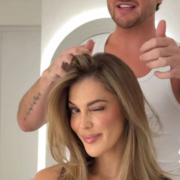 À en croire les commentaires sous sa publication, elle n’est pas la seule à apprécier ce changement.

Iris Mittenaere passe du brun au blond