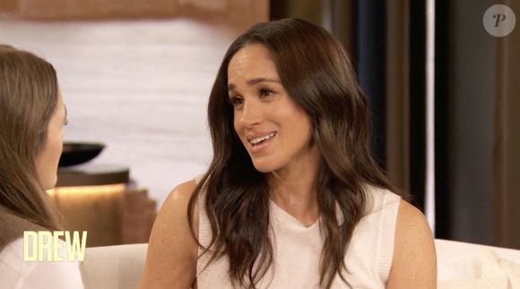 "Pas besoin de le commander, il vous sera envoyé par la poste comme cadeau de ma part.”
Meghan Markle, duchesse de Sussex dans le Drew Barrymore Show. - Pictures must credit:  The Drew Barrymore Show / Paramount Plus. JLPPA/Bestimage