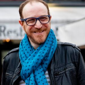 Exclusif - Marius Colucci - La ville de Montrouge rend hommage à Coluche lors de l'inauguration d'une plaque à l'adresse ou il a grandi, au 5 avenue Emile Boutroux juste derrière la place Emile Cresp, Montrouge le 19 juin 2019.  La sculpture de sa salopette qui a été inaugurée en 2011 fait peau neuve puisque son sculpteur l'a rénové. © Pierre Perusseau/Bestimage