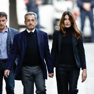 Nicolas Sarkozy, accompagné de sa femme Carla Bruni, sort de son domicile pour être incarcéré à la prison de La Santé à Paris le 21 octobre 2025.
Ce mardi 21 octobre 2025, Nicolas Sarkozy entre en prison. Condamné à cinq ans de prison ferme dans l'affaire du financement libyen, l'ancien président de la République doit purger sa peine à la maison d'arrêt de la Santé, à Paris.

© Moreau / Jacovides / Bestimage
