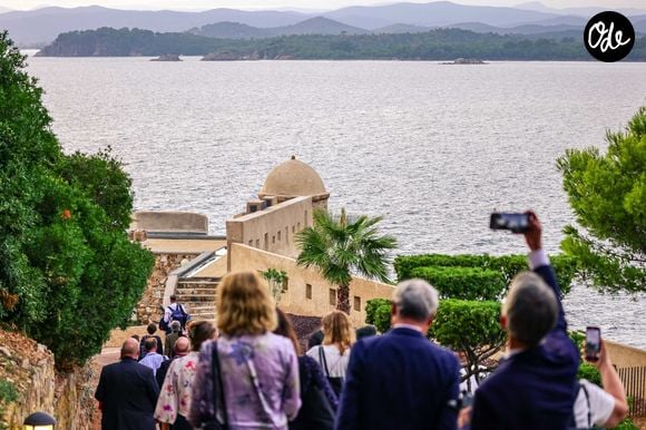 Depuis qu'il s'est installé dans le domaine privé du Cap Bénat, Michel Sardou mène une existence discrète...loin des projecteurs et des foules. 


Photo : Grandguillot Laurent/Pool/ABACA