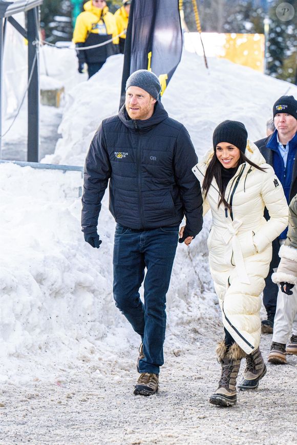 Le prince Harry, duc de Sussex et Meghan Markle, duchesse de Sussex, assistent à un match de basketball en fauteuil lors des "Invictus Games Vancouver Whistler 2025" à Vancouver, le 9 février 2025. Backgrid USA / Bestimage