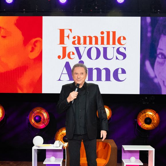 Exclusif - Michel Drucker lors de l'enregistrement de l'émission "Famille je vous aime" présentée par M. Drucker et qui sera diffusée le 13 juin 2025 sur France 3, aux Studios rive gauche à Paris, France, le 15 avril 2025. © Clovis-Gaffiot/Bestimage
Tout au long de sa carrière, Michel Drucker a interviewé les parents de ses invités pour comprendre leur parcours. Il a tissé des liens avec chacune de leur famille. Voilà comment est née l'idée de " Famille je vous aime ".

Cette émission diffusée en prime time sur France 3, entre la Fête des Mères et la Fête des Pères, a pour thème principal la transmission.

La famille a toujours inspiré les artistes que ce soit en chanson ou en humour. Gad Elmaleh, le parrain de cette première émission sera accompagné de Régine et David, ses parents. Il y aura également Dany Brillant, Anne Roumanoff, Roman Doduick et leur maman, Michèle Bernier, Laurent Voulzy, Gérard Lanvin, Louis Chedid, Michel et Beatrice Leeb et leurs enfants, mais aussi David Hallyday et Olivier de Benoist dont les récents spectacles abordent ce sujet.

Entre émotion et fous rires, nous n'avons pas fini d'aimer ces drôles de Familles !