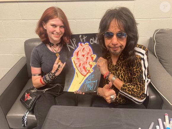 Il apparaissait aux côtés d'une fan, brandissant une œuvre qu'elle avait réalisée pour lui.

Capture d'écran d'une photo Instagram d'Ace Frehley.