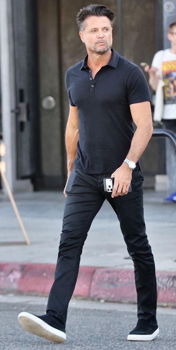 David Charvet a été aperçu à Studio City, affichant une silhouette élégante alors qu'il se dirigeait vers un arrêt shopping.
Backgrid USA / Bestimage