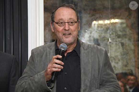 C'est accompagné de sa femme et un de ses fils qu'il a assisté à cette soirée.

L'acteur français Jean Reno (à droite) s'exprime lors du dîner du Paris Brain Institute America organisé par Martine Assouline, présidente du PBIA, New York, NY, 14 octobre 2025. Photo par Anthony Behar/SPUS/ABACAPRESS.COM