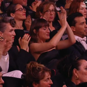 Mylène Farmer chante au Festival de Cannes, Juliette Armanet émue - capture d'écran France 2