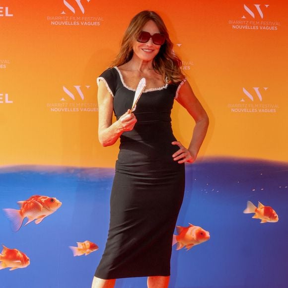 Sur le photocall, l'ex-Première dame - immortalisée dans une somptueuse robe noire dotée d'un col carré qui soulignait sa silhouette - a fait mouche avec son allure !

Le mannequin, auteure-compositrice-interprète Carla Bruni - Cérémonie d'ouverture du 3ème Festival International du Film "Nouvelles Vagues" de Biarritz le 24 juin 2025. © Jean-Marc Lhomer/Bestimage