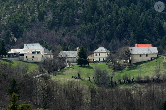 Illustrations au Vernet dans les Alpes-de-Haute-Provence dans le cadre de la disparition du petit Emile en juillet 2023 dont une partie des ossements ont été retrouvés. Le 4 avril 2024.

© Romain Doucelin / Bestimage