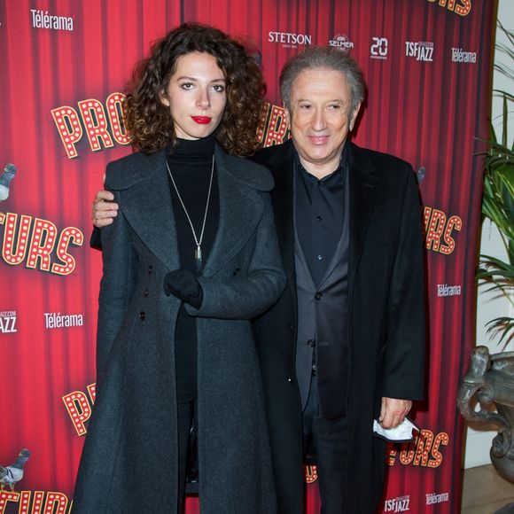 Michel Drucker et sa "petite-fille" Rebecca (fille de Stéfanie Jarre et petite fille de Dany Saval) - Soirée de gala à l'occasion de la première de la pièce "Les producteurs" au Théâtre de Paris à Paris. Le 2 décembre 2021
© Christophe Clovis / Bestimage