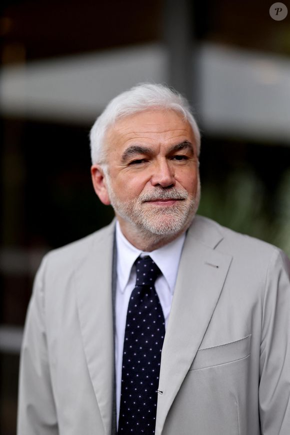 L’animateur de "L’Heure des pros" a publié une photo sur son compte X, dévoilant l’endroit où repose Antoine Federicci, figure historique du football insulaire...

Pascal Praud au village lors des Internationaux de France de Tennis de Roland Garros 2025, à Paris, France, le 4 Juin 2025. © Jacovides-Moreau/Bestimage