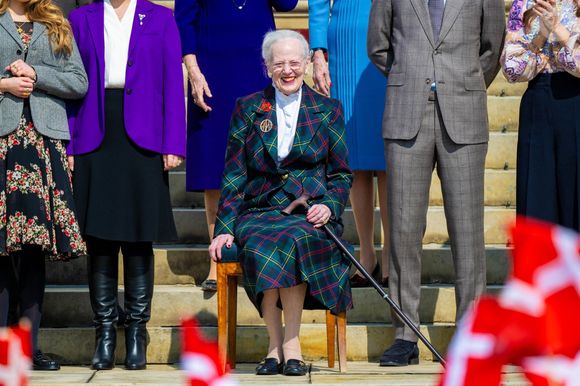 La reine Margrethe de Danemark assiste à un concert du Royal Life Guards Band dans la cour intérieure du palais de Fredensborg. Photo par Backgrid USA / Bestimage