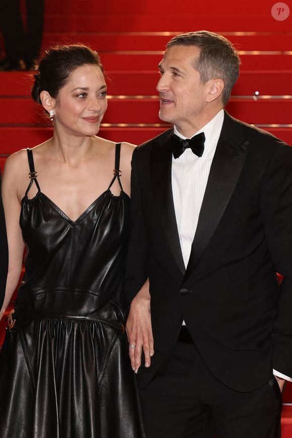 Marion Cotillard et Guillaume Canet - Descente des marches du film " Karma " lors du 79ème Festival International du Film de Cannes, le 15 mai 2026. © Jacovides-Moreau / Bestimage