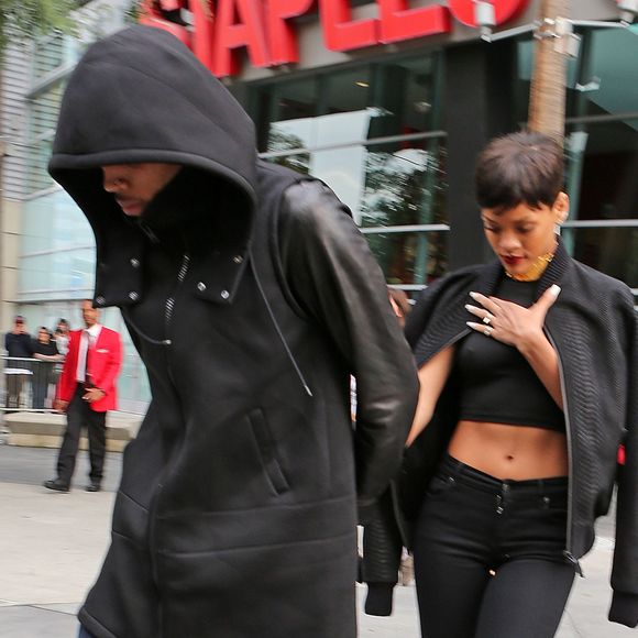 Puis inculpé, soupçonné d'une agression dans un club d'un quartier huppé de Londres en février 2023.

Chris Brown et Rihanna quittent le Staples Center main dans la main apres avoir assiste a un match de basket le jour de Noel a Los Angeles le 25 Decembre 2012. FAMEFLYNET / BESTIMAGE