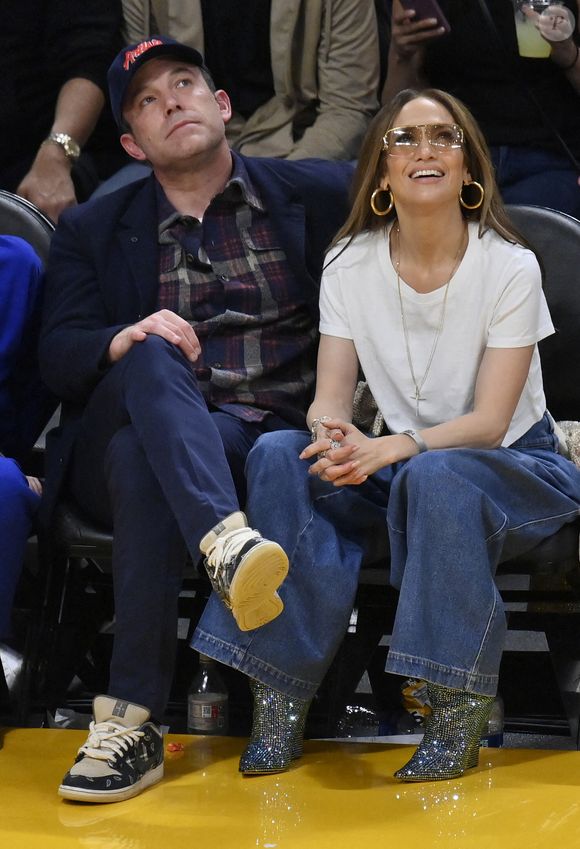 Jennifer Lopez et Ben Affleck sont assis à côté du terrain pendant le match NBA Los Angeles Lakers/Golden State Warriors au Crypto.com Arena à Los Angeles, Ca, USA le samedi 16 mars 2024. Photo by Jim Ruymen/UPI/ABACAPRESS.COM