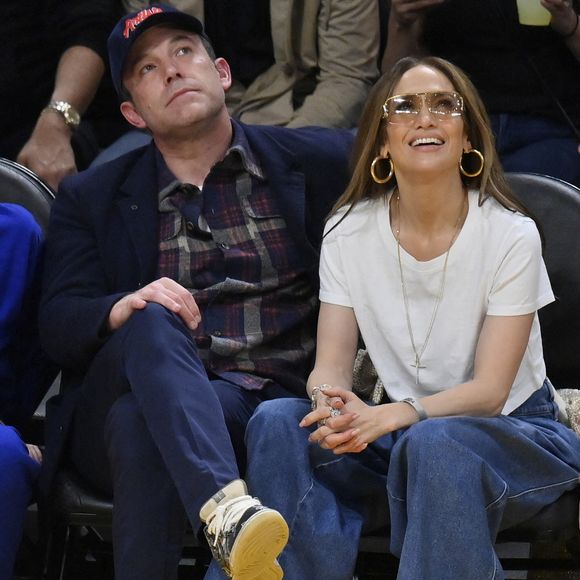 Jennifer Lopez et Ben Affleck sont assis à côté du terrain pendant le match NBA Los Angeles Lakers/Golden State Warriors au Crypto.com Arena à Los Angeles, Ca, USA le samedi 16 mars 2024. Photo by Jim Ruymen/UPI/ABACAPRESS.COM