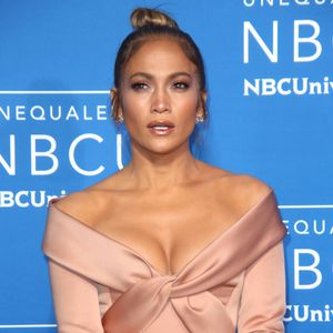 Elle complète cette passion par des séances intensives de HIIT, de course à pied et de soulevé de poids légers.

Jennifer Lopez à la soirée NBC Universal 2017 à New York City, New York, Etats-Unis, le 15 mai 2017. © Sonia Moskowitz/Globe Photos/Zuma Press/Bestimage