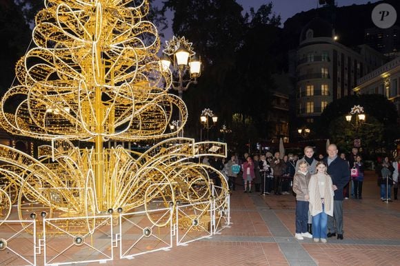 Le prince Albert, la princesse Charlene et leurs deux enfants ont participé au lancement des illuminations de Noël organisées par la municipalité de Monaco le jeudi 27 novembre 2025

Le prince Albert II de Monaco, La princesse Charlène de Monaco, Le prince Jacques de Monaco, marquis des Baux, La princesse Gabriella de Monaco, comtesse de Carladès - La famille princière de Monaco lors du lancement des illuminations de Noël organisées par la municipalité de Monaco sur la Place d'Armes le 27 novembre 2025.
© Olivier Huitel / Pool / Bestimage
