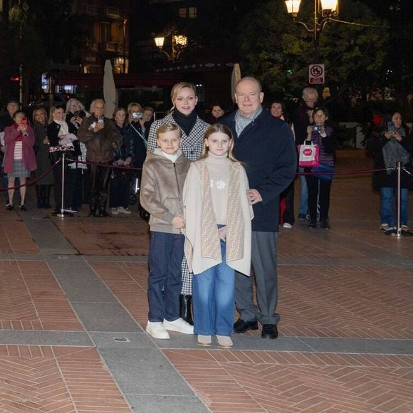 Le prince Albert, la princesse Charlene et leurs deux enfants ont participé au lancement des illuminations de Noël organisées par la municipalité de Monaco le jeudi 27 novembre 2025

Le prince Albert II de Monaco, La princesse Charlène de Monaco, Le prince Jacques de Monaco, marquis des Baux, La princesse Gabriella de Monaco, comtesse de Carladès - La famille princière de Monaco lors du lancement des illuminations de Noël organisées par la municipalité de Monaco sur la Place d'Armes le 27 novembre 2025.
© Olivier Huitel / Pool / Bestimage