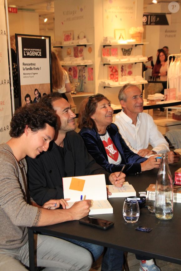 Raphael Kretz, Valentin Kretz, Sandrine Kretz, Olivier Kretz - La famille Kretz (série L'Agence sur TMC et Netflix) dédicace son livre "Bienvenue à l'Agence" au BHV Marais à Paris le 14 mai 2024. © Philippe Baldini/Bestimage