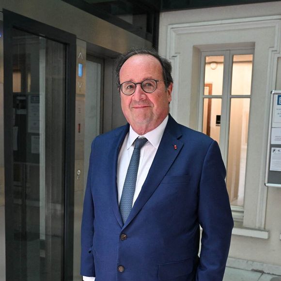 Francois Hollande lors d'une séance photo à Paris, France, le 15 avril 2025. Photo par Elodie Gregoire/ABACAPRESS.COM