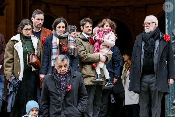 Pia Laborde et Gabrièle Laborde, les filles de C.Laborde, et leur père Jimmy, son petit-fils Saul, Thomas Stern, le mari de la défunte - Sortie des obsèques de Catherine Laborde en l’église Saint-Roch à Paris, le 6 février 2025. Décédée le 28 janvier 2025 à l'âge de 73 ans, l'ancienne présentatrice météo de TF1 (1988 - 2017) était atteinte de la maladie neurodégénérative à corps de Lewy. 
© Jacovides - Moreau / Bestimage
