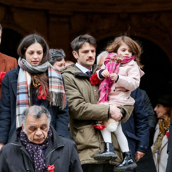 Pia Laborde et Gabrièle Laborde, les filles de C.Laborde, et leur père Jimmy, son petit-fils Saul, Thomas Stern, le mari de la défunte - Sortie des obsèques de Catherine Laborde en l’église Saint-Roch à Paris, le 6 février 2025. Décédée le 28 janvier 2025 à l'âge de 73 ans, l'ancienne présentatrice météo de TF1 (1988 - 2017) était atteinte de la maladie neurodégénérative à corps de Lewy. 
© Jacovides - Moreau / Bestimage