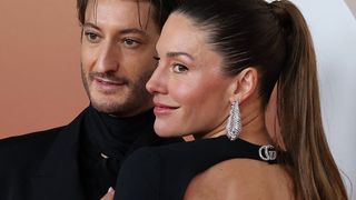 Natasha Andrews : La compagne de Pierre Niney prépare un beau projet dans une ville prisée où il fait bon vivre