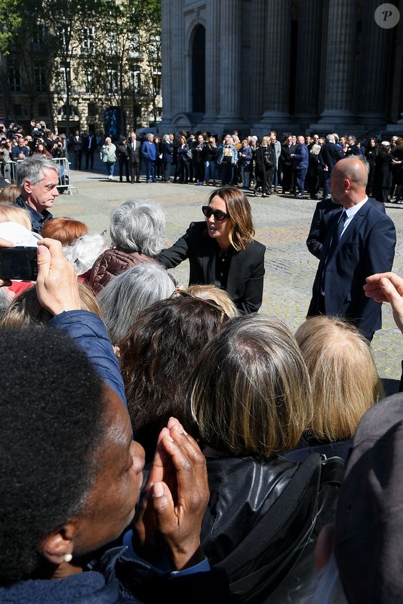 Laura Smet - Sorties des obsèques de Nathalie Baye en l'église Saint-Sulpice à Paris le 24 avril 2026. © Lionel Urman / Bestimage
