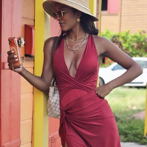 La jeune femme a aussi ébloui ses abonnés en s'affichant dans une magnifique robe rouge croisée et fendue au décolleté plongeant.
Harry Roselmack en voyage avec sa compagne Jennifer Galap