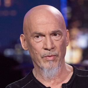 Véritable caméléon, Pagny a toujours aimé se réinventer, passant des cheveux longs aux mèches blondes, du crâne rasé aux dreadlocks. 

Florent Pagny - Emission spéciale "Unis pour l'Ukraine" à la Maison de la Radio et de la Musique, diffusée en direct sur France 2 et présentée par Nagui et Leïla.Kaddour à Paris le 8 mars 2022.

© Cyril Moreau / Jack Tribeca / Bestimage