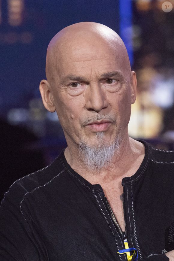 Véritable caméléon, Pagny a toujours aimé se réinventer, passant des cheveux longs aux mèches blondes, du crâne rasé aux dreadlocks. 

Florent Pagny - Emission spéciale "Unis pour l'Ukraine" à la Maison de la Radio et de la Musique, diffusée en direct sur France 2 et présentée par Nagui et Leïla.Kaddour à Paris le 8 mars 2022.

© Cyril Moreau / Jack Tribeca / Bestimage