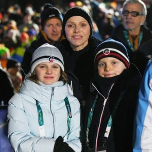 Mais la venue d'Albert, Charlène, Jacques et Gabriella de Monaco n'a pas fait l'unanimité auprès du public.

Gabriella, Jacques et Charlène de Monaco à la remise des prix de l'équipe mixte de skeleton lors des jeux olympiques d'hiver de Milan-Cortina 2026 le 15 février 2026.

Photo : Zuma Press / Bestimage