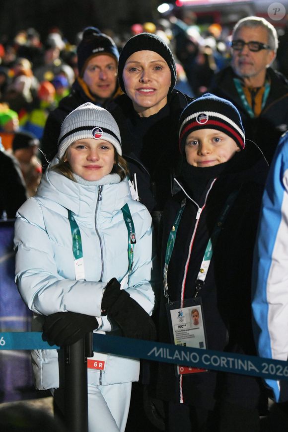 Mais la venue d'Albert, Charlène, Jacques et Gabriella de Monaco n'a pas fait l'unanimité auprès du public.

Gabriella, Jacques et Charlène de Monaco à la remise des prix de l'équipe mixte de skeleton lors des jeux olympiques d'hiver de Milan-Cortina 2026 le 15 février 2026.

Photo : Zuma Press / Bestimage