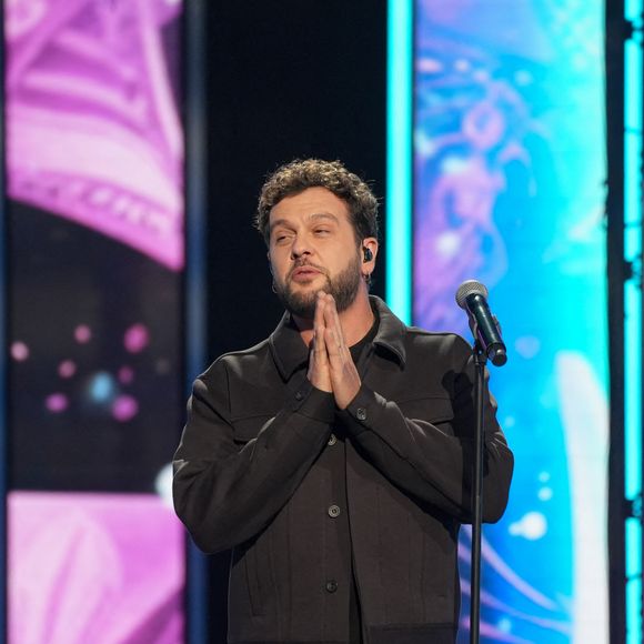 Claudio Capéo lors de la deuxième soirée de la 39ème édition du Téléthon sur France 2 aux Studios du Lendit à Saint-Denis, France, le 6 décembre 2025. Les trente heures du Téléthon 2025 s'achèvent sur un compteur de 83,5 millions d'euros. © Anne-Sophie Guebey/Bestimage