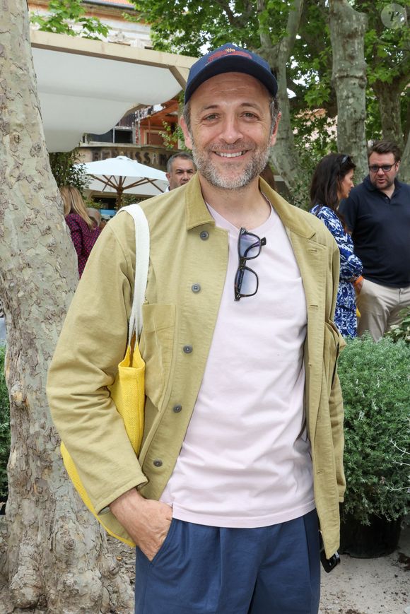 Lors d'une interview, le journaliste a évoqué l'envers du décor de sa profession.

Les Chefs à Saint-Tropez fêtent les producteurs 2025 - Inauguration de la 5e édition, les Chefs et les producteurs se retrouvent sur la place des Lices à Saint-Tropez, le 3 mai 2025. Le journaliste, auteur et critique gastronomique François-Régis Gaudry . ©Jean-Marc Lhomer / Bestimage.