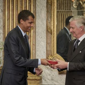 Malgré les honneurs, cette perte reste une cicatrice.

Stromae alias Paul Van Haver, chanteur, reçoit aujourd'hui le titre de Commandeur de l'Ordre de la Couronne des mains du Roi Philippe lors d'une cérémonie au Palais Royal à Bruxelles, Belgique, le 21 novembre 2024. Photo Olivier Polet/ABACAPRESS.COM