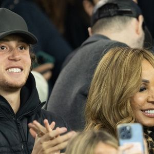 Celui d'Elvis Guetta. 

Cathy Guetta et son fils Tim Elvis Guetta - Célébrités dans les tribunes lors du match de Ligue des Champions entre le Paris Saint Germain contre Tottenham Hotspur Football Club (5-3) au Parc des Princes à Paris le 26 novembre 2025. © Cyril Moreau/Bestimage