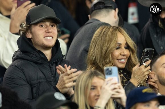 Celui d'Elvis Guetta. 

Cathy Guetta et son fils Tim Elvis Guetta - Célébrités dans les tribunes lors du match de Ligue des Champions entre le Paris Saint Germain contre Tottenham Hotspur Football Club (5-3) au Parc des Princes à Paris le 26 novembre 2025. © Cyril Moreau/Bestimage