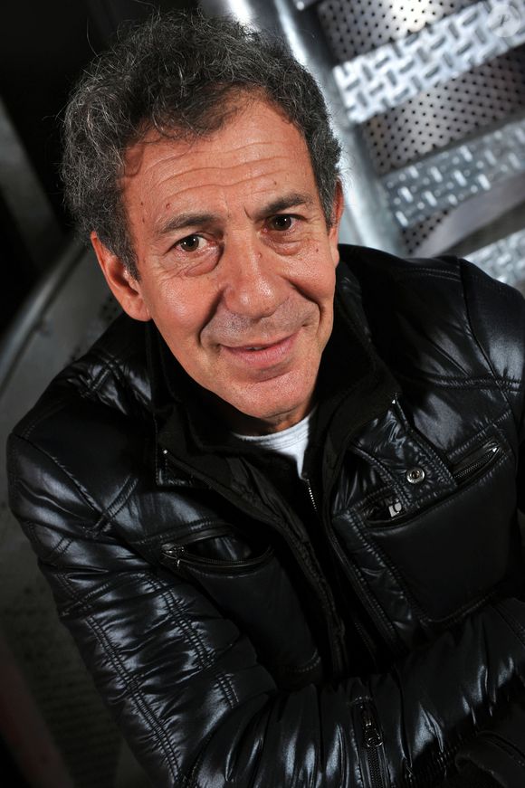 François Feldman pose lors de la RFM Party 80, au Zénith de Paris, France, le 22 décembre 2009. Photo de Nicolas Gouhier/ABACAPRESS.COM
