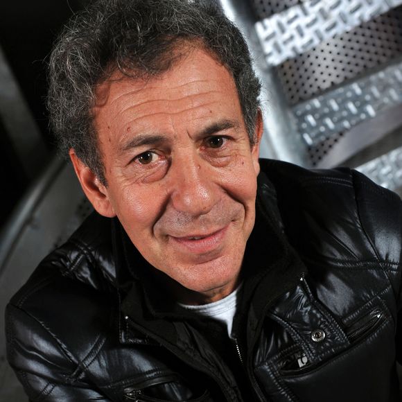 François Feldman pose lors de la RFM Party 80, au Zénith de Paris, France, le 22 décembre 2009. Photo de Nicolas Gouhier/ABACAPRESS.COM
