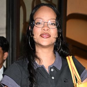 Elle portrait un accessoire des années 1990-2000 : des lunettes à fine monture.

Ce mardi 2 juillet, la chanteuse a été photographiée à la sortie d'un hôtel de luxe avec son fils, Riot.

Rihanna et son fils Riot arrivent à l'hôtel Royal Monceau à Paris, le 2 juillet 2025.

Photo : Yehiel Chekroune / Bestimage