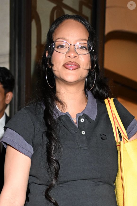 Elle portrait un accessoire des années 1990-2000 : des lunettes à fine monture.

Ce mardi 2 juillet, la chanteuse a été photographiée à la sortie d'un hôtel de luxe avec son fils, Riot.

Rihanna et son fils Riot arrivent à l'hôtel Royal Monceau à Paris, le 2 juillet 2025.

Photo : Yehiel Chekroune / Bestimage