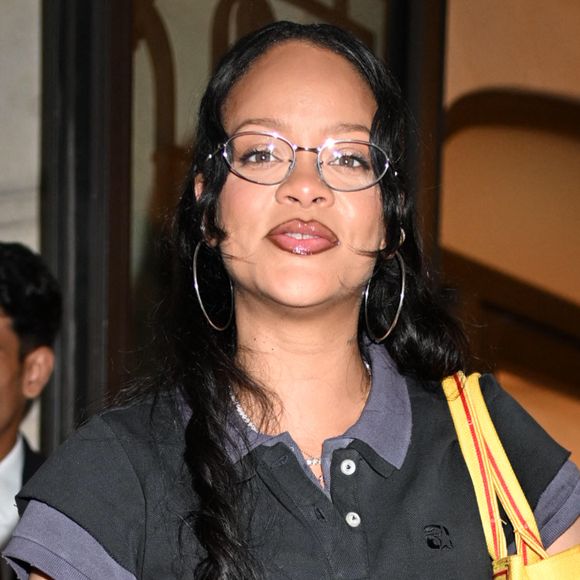 Elle portrait un accessoire des années 1990-2000 : des lunettes à fine monture.

Ce mardi 2 juillet, la chanteuse a été photographiée à la sortie d'un hôtel de luxe avec son fils, Riot.

Rihanna et son fils Riot arrivent à l'hôtel Royal Monceau à Paris, le 2 juillet 2025.

Photo : Yehiel Chekroune / Bestimage
