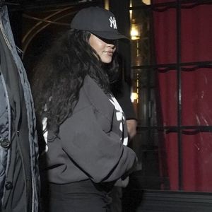 Le secret de l'établissement ? Une capacité à offrir une véritable "expérience". On y vient pour profiter d'un service premium dans une ambiance parisienne enivrante, parfaite pour les dîners.

Paris, FRANCE Rihanna a été vue en train de quitter le restaurant Cesar après un dîner, faisant une sortie discrète alors qu'elle terminait sa soirée à Paris, portant un sweat à capuche graphique associé à un pantalon noir ample, une casquette des Yankees de New York, et des lunettes de soleil surdimensionnées.



Sur la photo : Rihanna