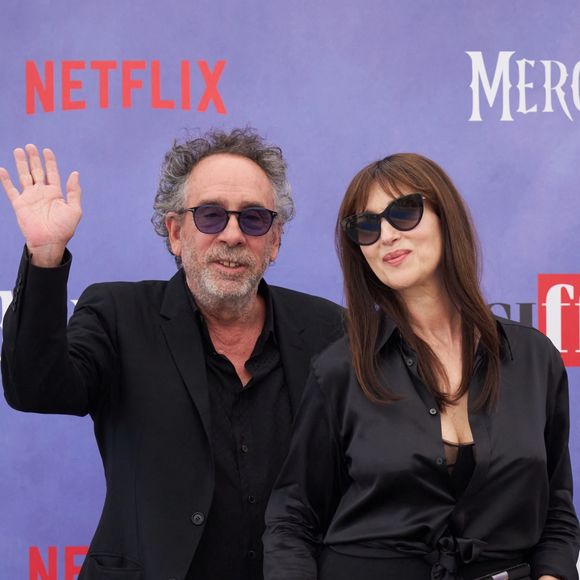 Giffoni Valle PIana, ITALIE Tim Burton et sa partenaire Monica Bellucci montent sur le tapis noir pour la séance photo de la deuxième saison « mercredi » lors du 55e Festival du film Giffoni à Giffoni Valle Piana, en Italie. Backgrid UK/ Bestimage