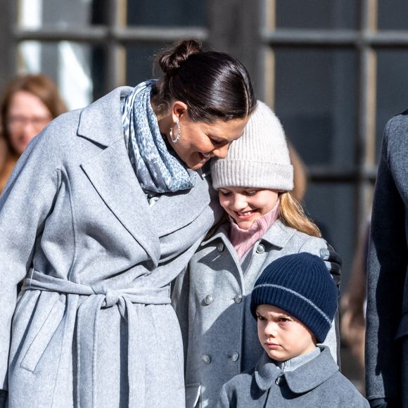 Le jeune prince Oscar de Suède, 9 ans, a particulièrement retenu l’attention.

La princesse Victoria de Suède, la princesse Estelle, le prince Oscar - La famille royale de Suède participe à la cérémonie "Princess Victoria name day" à Stockholm. Bestimage